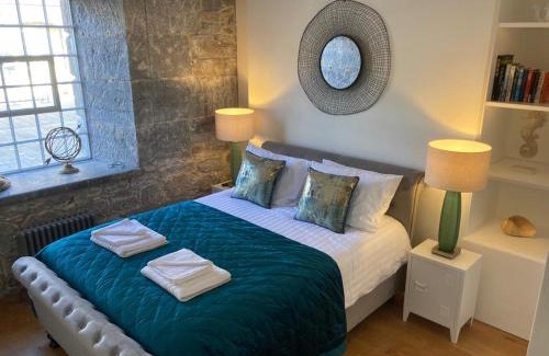 Plymouth Apartment | ROYAL WILLIAM YARD Luxury Apartments at "THE BRUCE" - FAMILY APARTMENT and Connecting DELUXE STUDIO - PRIVATE connecting lobby so BOOK BOTH For LARGER GROUPS - FREE ONSITE PARKING