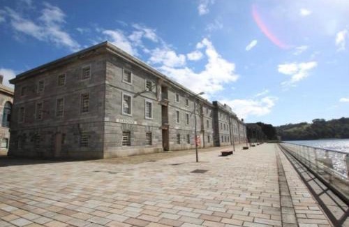 Plymouth Apartment | ROYAL WILLIAM YARD Luxury Apartments at "THE BRUCE" - FAMILY APARTMENT and Connecting DELUXE STUDIO - PRIVATE connecting lobby so BOOK BOTH For LARGER GROUPS - FREE ONSITE PARKING