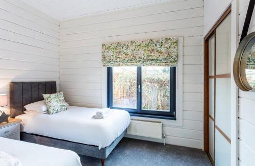 Harlow House | Roydon Marina - Lodge 3 - Hot Tub