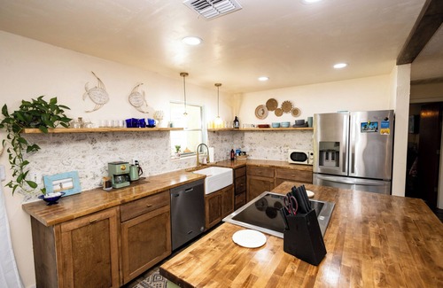 Lochmoor Waterway Estates House | Roze Family Villa- charming pool home near river district & waterfront dining!