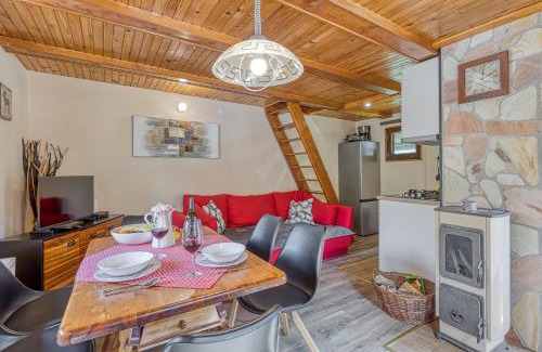 Hrib pri Hinjah Ski Chalet | Rozi's Riverside Cottage - Happy Rentals