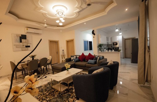 Adenta House | RS Royal Executive: Luxurious 2BR Apartment F3-2 with WiFi, AC in fabulous Accra