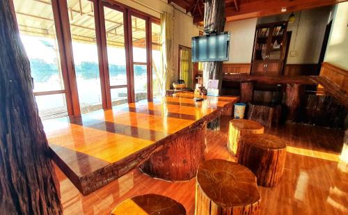 Nong Pling House | Ruen Thai Ban Rim Nam