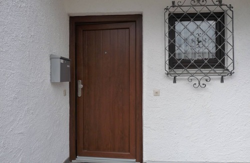 Horgering Apartment | Ruhige Ferienwohnung Zinnkopf auf 52m², Wohn- und Schlafzimmer und Terrasse