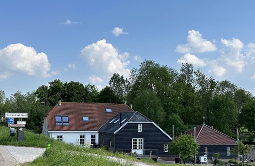 Municipality of Culemborg House | Ruime, Ouderwets Gezellige Voormalige Schuur Midden in de Natuur