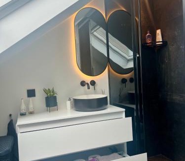 Leeuwarden House | Ruime slaap kamer met werkplek en privé badkamer bij Jacqueline