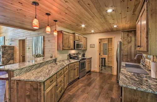 Eucha House | RuKaRaSa Cabin with Yard and Dock at Grand Lake