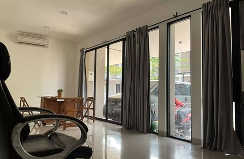 Java House | Rumah Dallas pik 2 dan free pembantunBanyak tempat wisata kuliner, klub, pantai