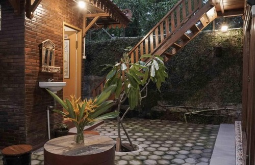Sinduharjo Ski Chalet | Rumah Kayu Joglo Yudhistira, tepi sungai, 2BR