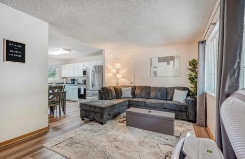 West Colorado Springs House | Runaway Escapade! Hot Tub, BBQ & Fire Pit