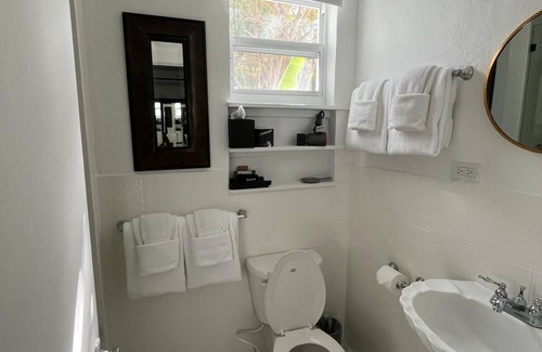 Dunmore Town Hotel | Runaway Hill Inn