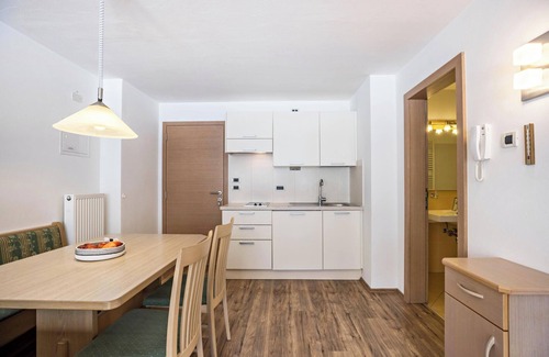 Mareo Apartment | Runcac - Holiday Apartment Pla with Mountain View, Wi-Fi & Balcony