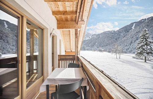 Mareo Apartment | Runcac - Holiday Apartment Pla with Mountain View, Wi-Fi & Balcony