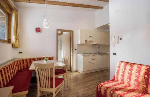 Mareo Apartment | Runcac - Holiday Apartment Gomina with Mountain View, Wi-Fi & Balcony