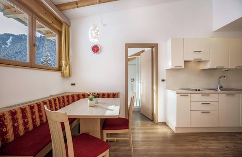 Mareo Apartment | Runcac - Holiday Apartment Gomina with Mountain View, Wi-Fi & Balcony