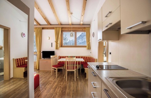 Mareo Apartment | Runcac - Holiday Apartment Gomina with Mountain View, Wi-Fi & Balcony