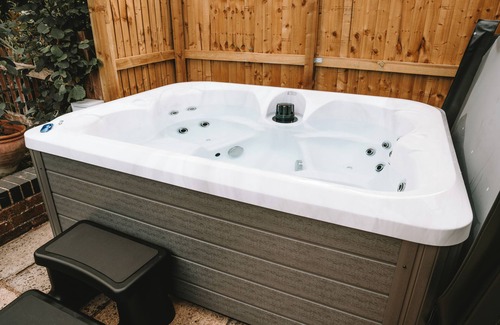 Bromham House | Rural Detached cottage with Hot Tub