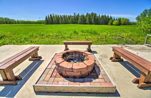 Williams House | Rural Harrys House with Fire Pit on 20 Acres