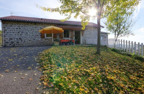 Saint-Heand Cottage | Rural house 2 bedrooms with garden, terrace, wifi, pets allowed