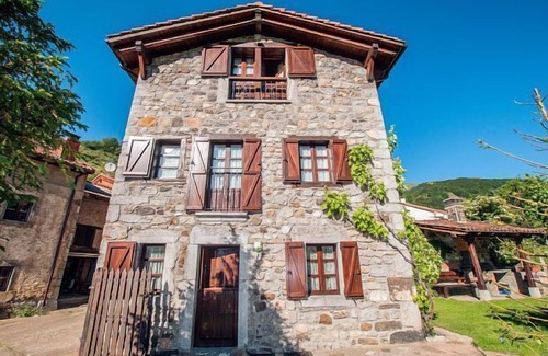 Santa Maria de Valdeon Cottage | Rural house El Serenal for 10 people