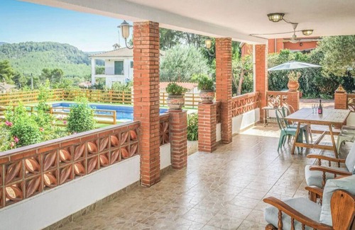 Avinyonet del Penedes House | Rural house touching the garraf natural park