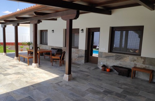 Pedro Munoz Ski Chalet | Rural house with pool and garden.