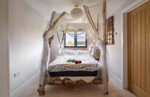 Bilting Cabin | Rural oasis retreat in AONB with private pool and hot tub,