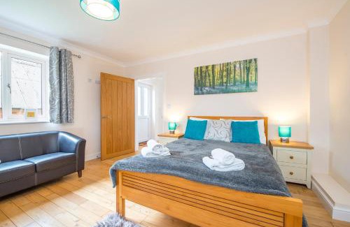 Llanfyrnach House | RURAL RETREAT WALES Indoor Hot Tub, Log Fire, Starry Skies, Woodland Walks
