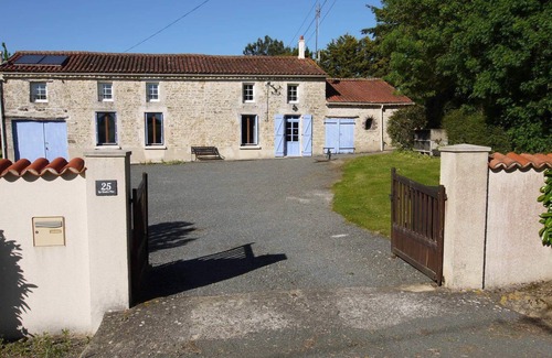 La Chapelle-Themer House | Rural Vendéen farmhouse with pool, fully renovated, located in a quiet hamlet.