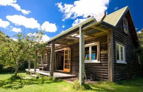Collingwood Cottage | Ruru Cottage - cosy native forest hideaway