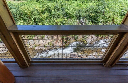 Gatlinburg Cabin | Rushing Water/Hot Tub/Walk 2 Downtown Gatlinburg
