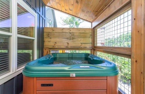 Gatlinburg Cabin | Rushing Water/Hot Tub/Walk 2 Downtown Gatlinburg