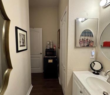 Ruskin House | Ruskin FL 2 bdrm 1 bath suite Host and cat share common areas