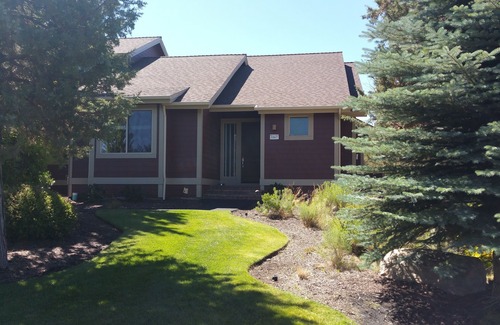 Redmond Condo | Russ And Mary's Mountain High Bungalow (Includes 6 guest passes)