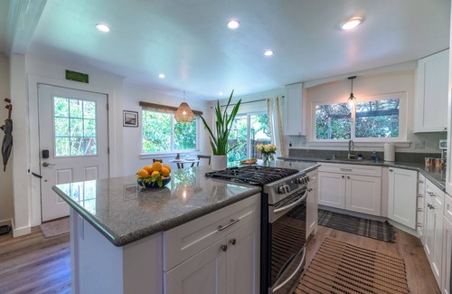 Guerneville House | RussianRiverBungalow:Magical, NEW Family Retreat! Walk to the River! WiFi/Pup