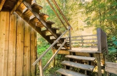 Shawnigan Lake House | Rustic 1-Bedroom farm style loft with fire pit