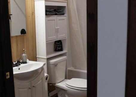 Taylor House | Rustic 2 bedroom Cabin 20 mins from Calamus Res.