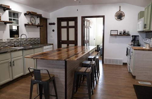 Taylor House | Rustic 2 bedroom Cabin 20 mins from Calamus Res.