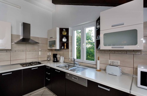 Pinezici Apartment | Rustic apartment EVELIN close to the beach