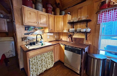 South Butler Cabin | Rustic cabin w/29 acres. Enjoy a hot tub, wood stove, nature trails and more.