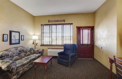Moline Hotel | Rustic Charm by the Mississippi River! Inviting Riverbank Lodging