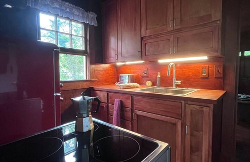 Bryans Road Ski Chalet | Rustic Colonial Chalet w/AC, only 40 minutes from Washington, D.C. - 2 bedrooms