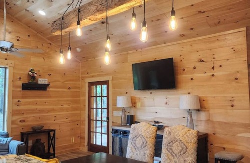 Amity Cabin | Rustic Comfort CabinnDiamond in The Ripple- Hot