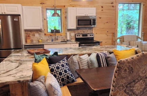 Amity Cabin | Rustic Comfort CabinnDiamond in The Ripple- Hot