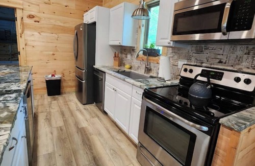 Amity Cabin | Rustic Comfort CabinnDiamond in The Ripple- Hot