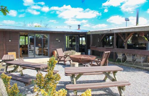 Glentham House | Rustic Country Cabin, Bring Horses, Fire Pit & Puppies