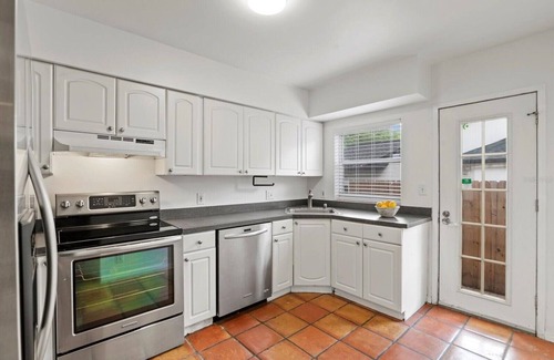 Delaney Park House | Rustic Dwtn House, Hot Tub, BIG Yard All 4 U