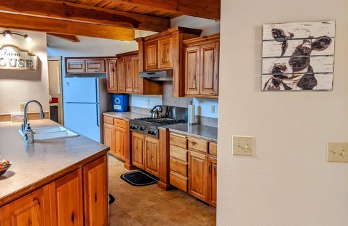 Kuna Cabin | Rustic Elegance at Dairy FarmHouse Lodge & Retreat South East Nampa Kuna Area