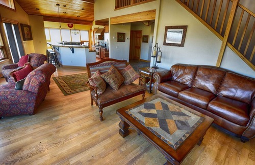 Twin Bridges House | Rustic, Elegant Mountain Residence Close To The Best Fly Fishing In Montana.