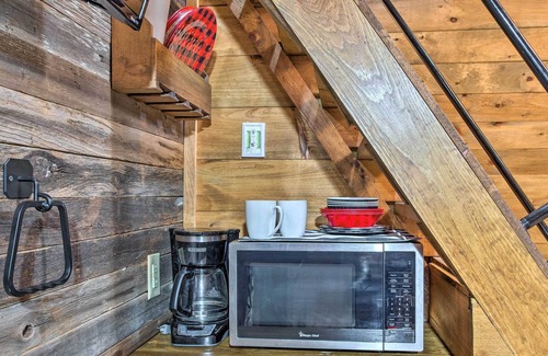 Gordonville Cabin | Rustic Gordonville Cabin w/ Shared Fire Pit!